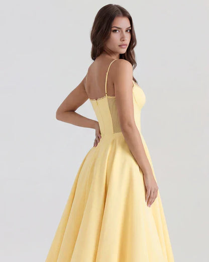 Selena | Vestido midi amarillo mantequilla con capas de tul y bolsillos secretos.