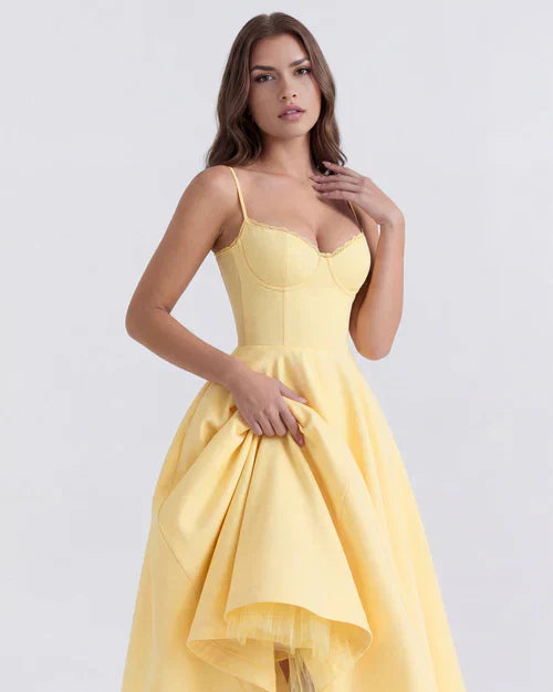 Selena | Vestido midi amarillo mantequilla con capas de tul y bolsillos secretos.