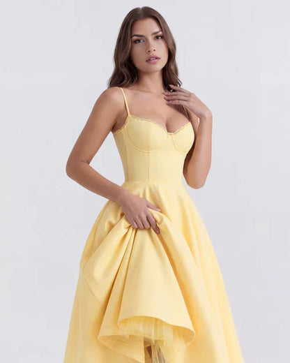 Selena | Vestido midi amarillo mantequilla con capas de tul y bolsillos secretos.