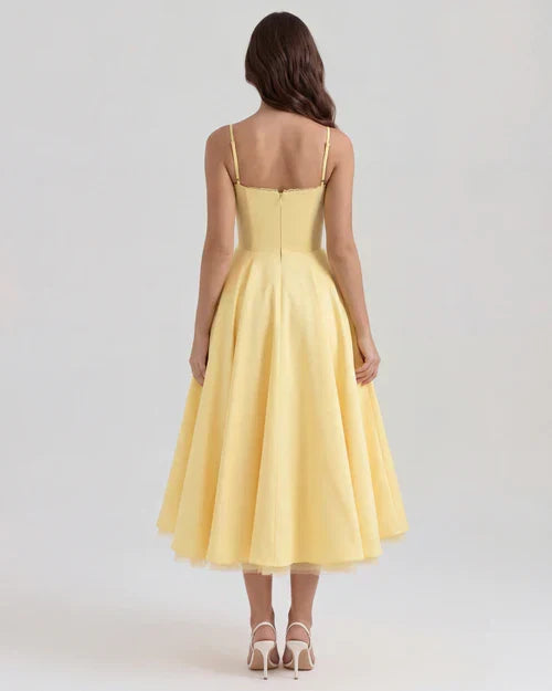 Selena | Vestido midi amarillo mantequilla con capas de tul y bolsillos secretos.