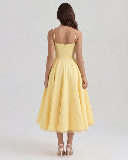 Selena | Vestido midi amarillo mantequilla con capas de tul y bolsillos secretos.