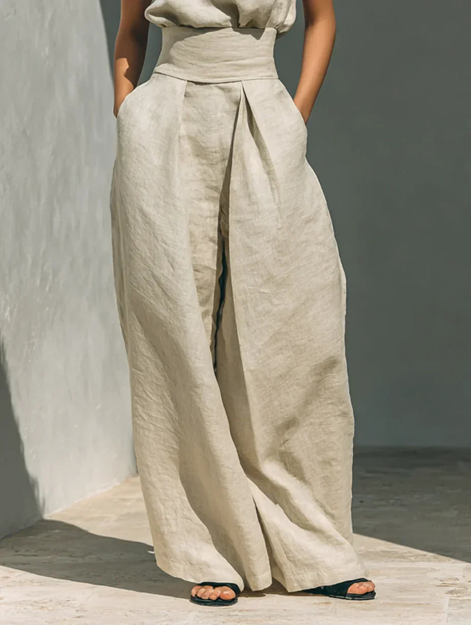 Conjunto compuesto por una blusa sin mangas y pantalones de pierna ancha en una mezcla de algodón y lino.
