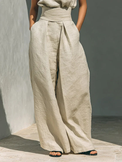 Conjunto compuesto por una blusa sin mangas y pantalones de pierna ancha en una mezcla de algodón y lino.