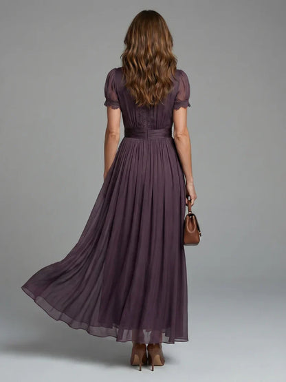 Bella | Vestido con escote en forma de ojo de cerradura y cintura fruncida