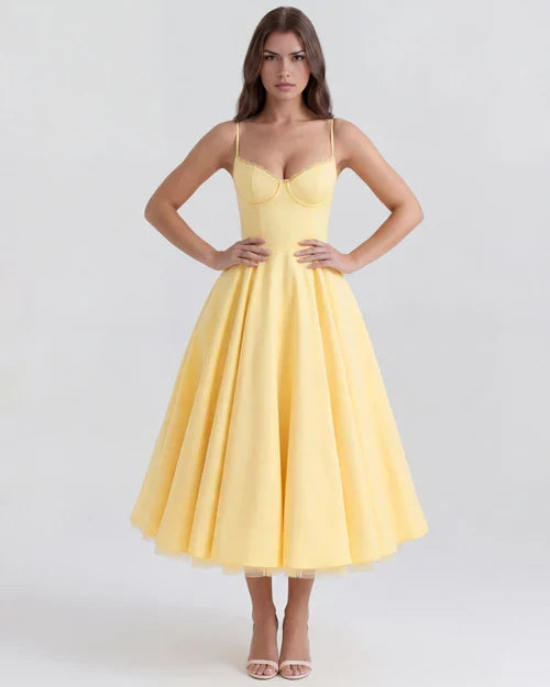 Selena | Vestido midi amarillo mantequilla con capas de tul y bolsillos secretos.