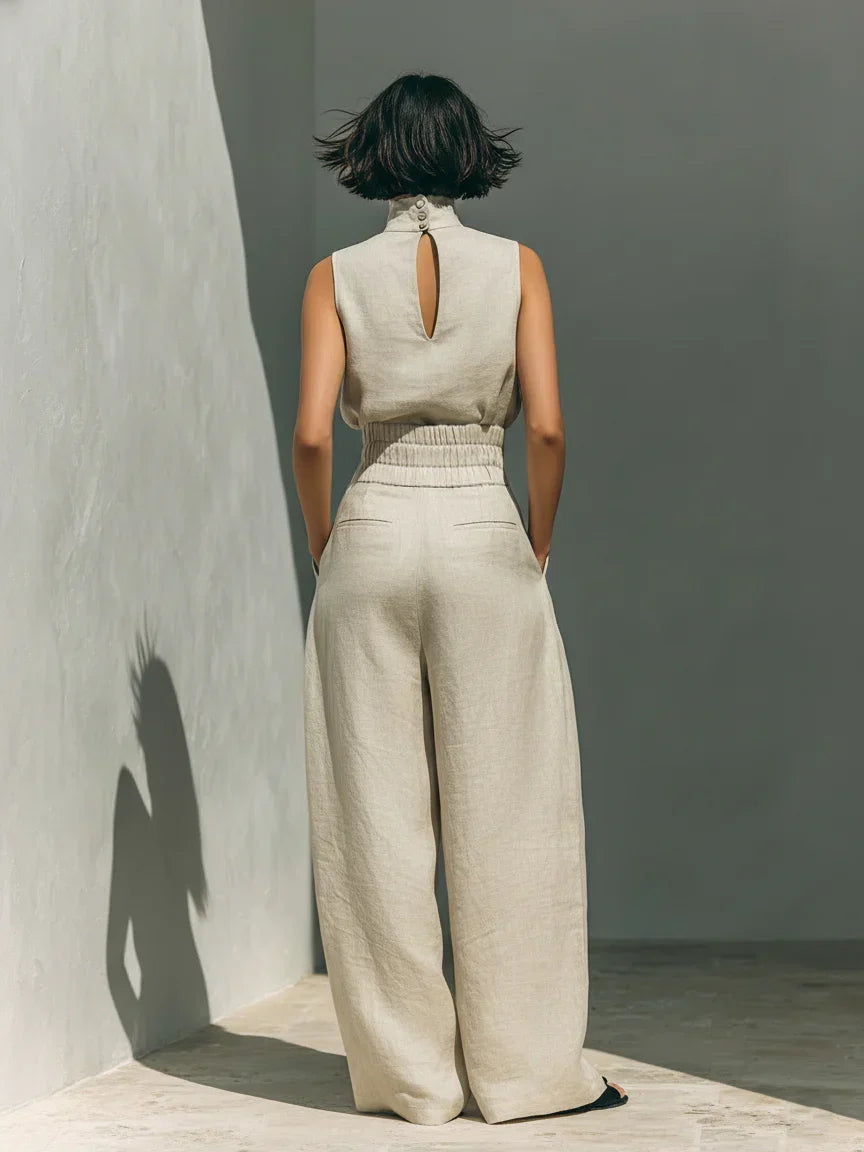 Conjunto compuesto por una blusa sin mangas y pantalones de pierna ancha en una mezcla de algodón y lino.