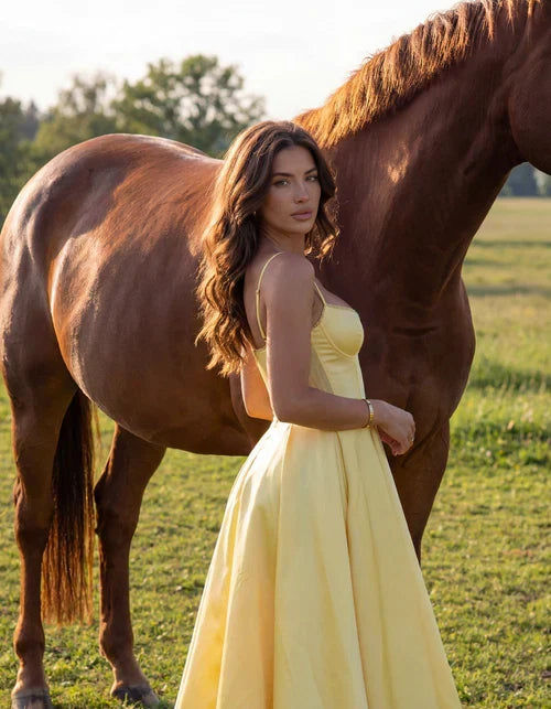Selena | Vestido midi amarillo mantequilla con capas de tul y bolsillos secretos.